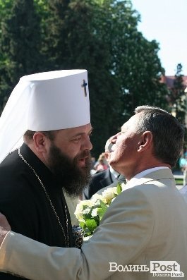 День Перемоги у Луцьку. Цілуються владика Михаїл та міський голова Микола Романюк