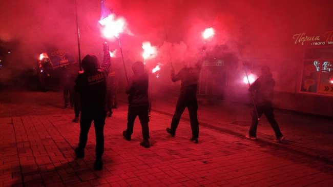 На смолоскипну ходу у Луцьку приїхали гості з різних куточків України. ФОТО