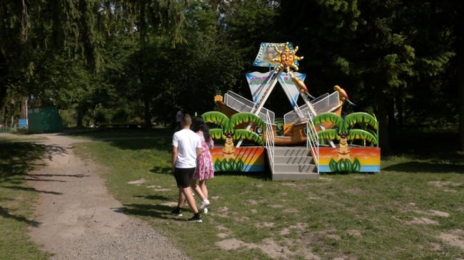 У центральному парку Луцька демонтують старі та встановлять нові атракціони. ВІДЕО