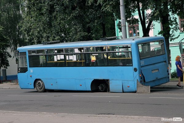 У Луцьку в маршрутки на ходу відлетіло колесо. ФОТО
