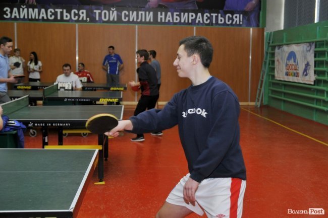 Як у Луцьку патрульні, військові і діти грали в теніс