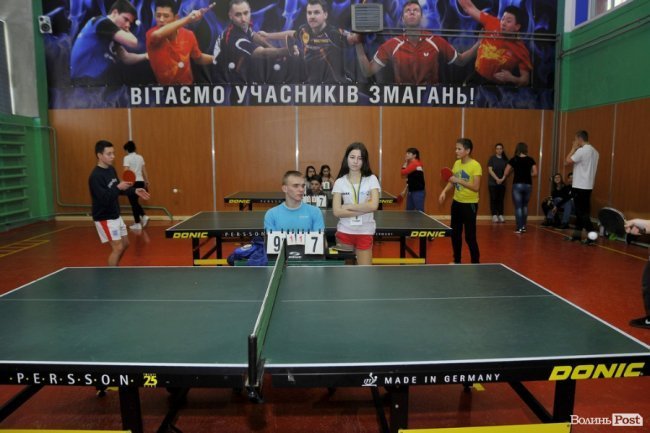 Як у Луцьку патрульні, військові і діти грали в теніс