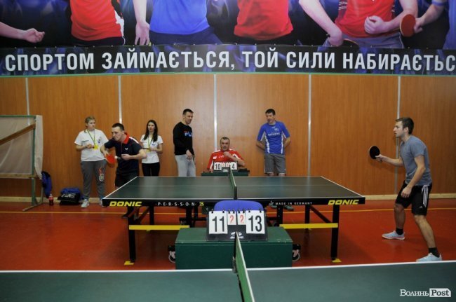 Як у Луцьку патрульні, військові і діти грали в теніс