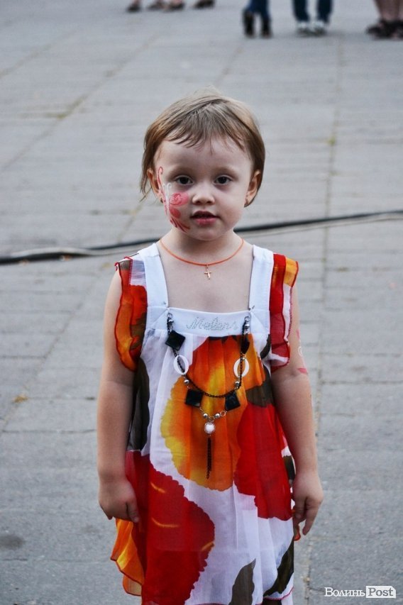 У Луцьку на фестивалі дітей вчили збирати сміття та їсти бездріжджевий хліб