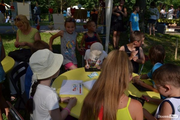 У Луцьку на фестивалі дітей вчили збирати сміття та їсти бездріжджевий хліб