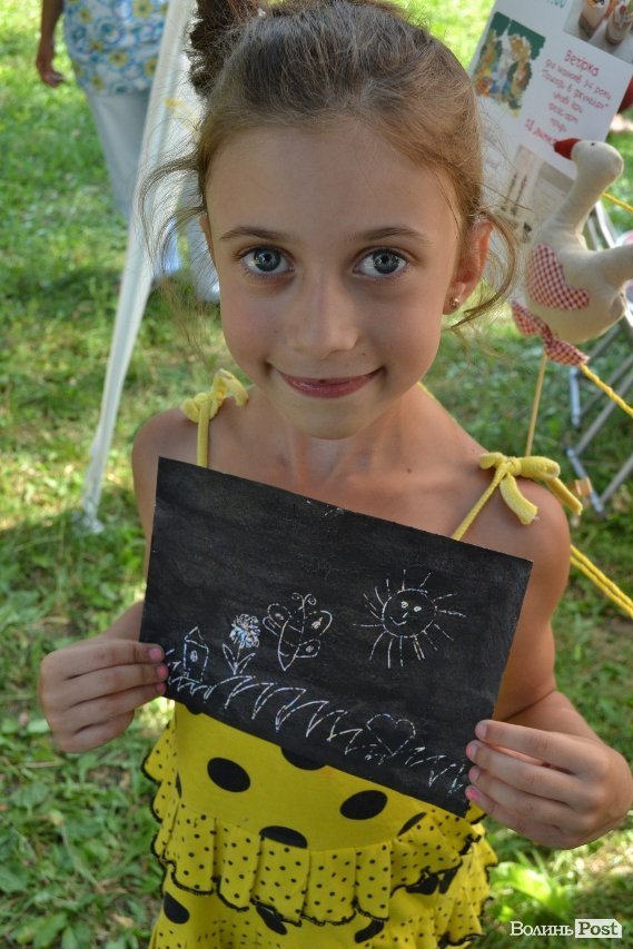 У Луцьку на фестивалі дітей вчили збирати сміття та їсти бездріжджевий хліб