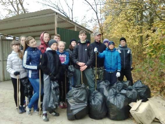 Молодь Ковеля закликає прибрати околиці від сміття. ФОТО