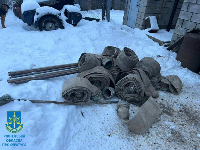 Поліція зловила на Рівненщині велику групу бурштинокопачів