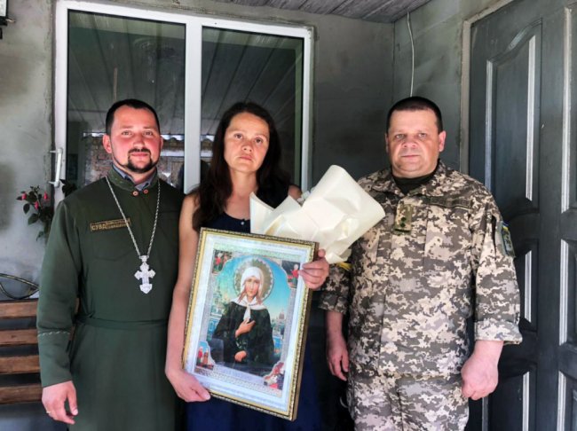 Волинські прикордонники привітали з днем народження дружину загиблого побратима 