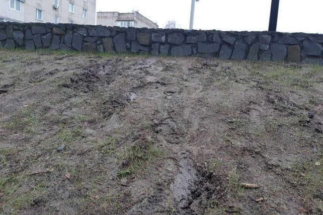 У Рожищі діти затоптали пам'ятний сквер. ФОТО