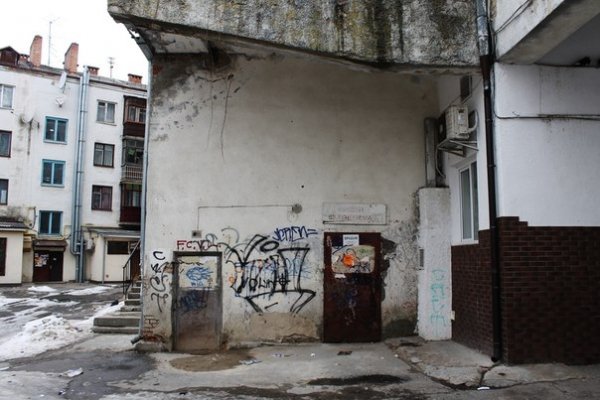 Неохайну стіну в цьому дворі у самому центрі Луцька райтер хоче прикрасити своїм малюнком