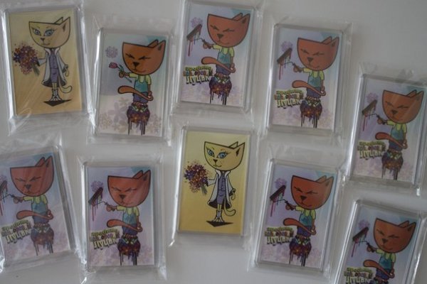 Аби акція вдалася, художник закликає купувати магніти із його фірмовими котами