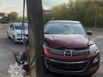 У Луцьку  – ДТП: п`яний водій в'їхав у електроопору