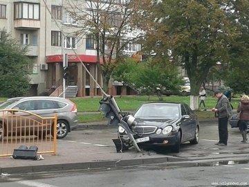 Аварія у Луцьку: авто «знесло» світлофор. ФОТО
