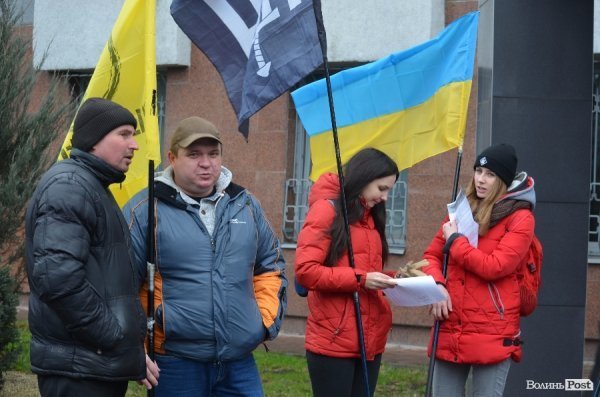 У Луцьку пікетували СБУ. Вимагали арешту Медведчука. ФОТО