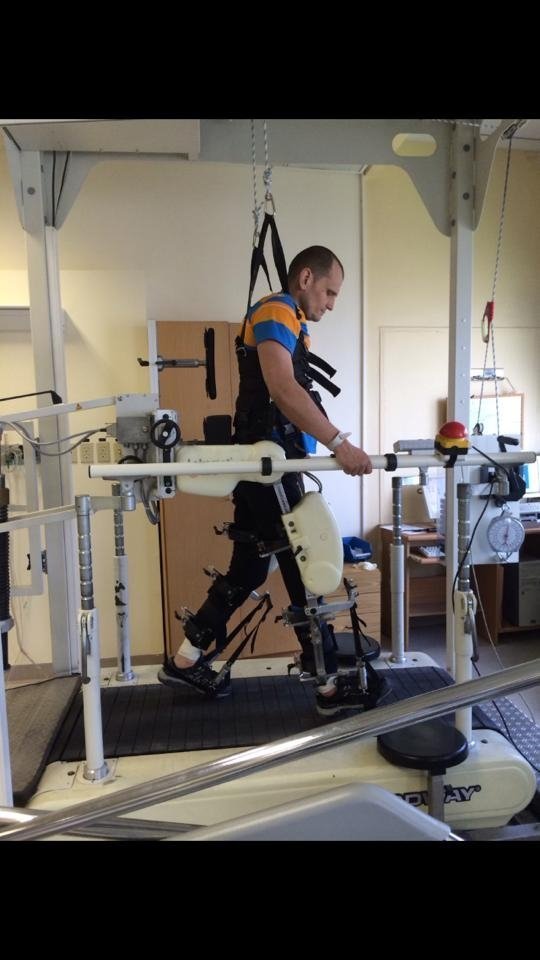 Лучанин, який лікується в Ізраїлі, став на ноги. ФОТО