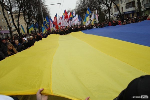 Акція «Вставай, Україно!» розпочалася в Луцьку. ФОТО. ОНОВЛЕНО