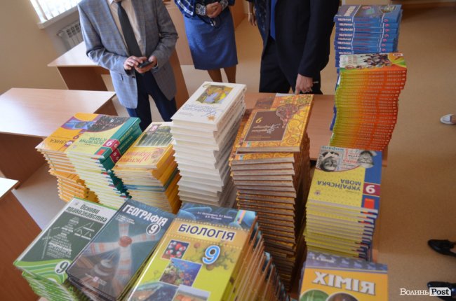 Кольорові стіни, ігрова кімната і басейн: луцька школа №27 зсередини. ФОТО