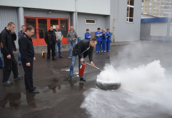 Біля луцького торгового центру палала шина. ФОТО