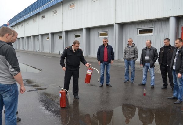 Біля луцького торгового центру палала шина. ФОТО