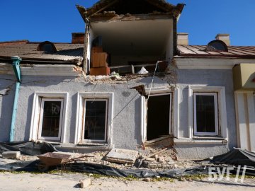 Обвал столітньої будівлі у Володимирі: власники розбирають хиткі конструкції. ФОТО.ВІДЕО