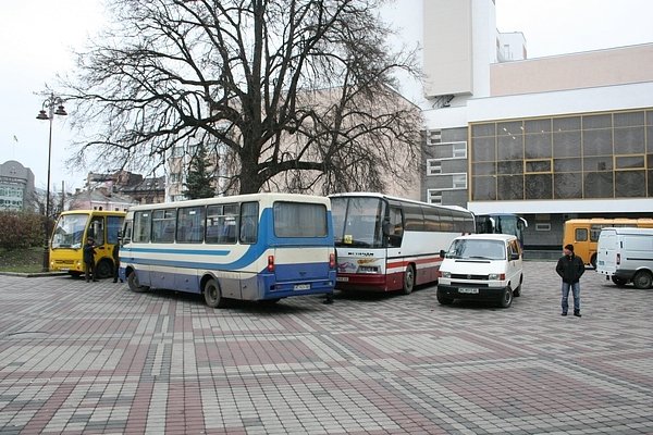 Луцьких мітингувальників налякали автобуси з людьми. ФОТО