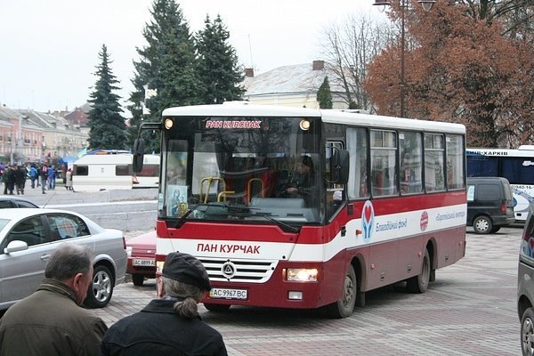 Луцьких мітингувальників налякали автобуси з людьми. ФОТО