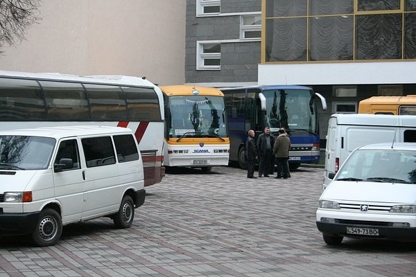 Луцьких мітингувальників налякали автобуси з людьми. ФОТО