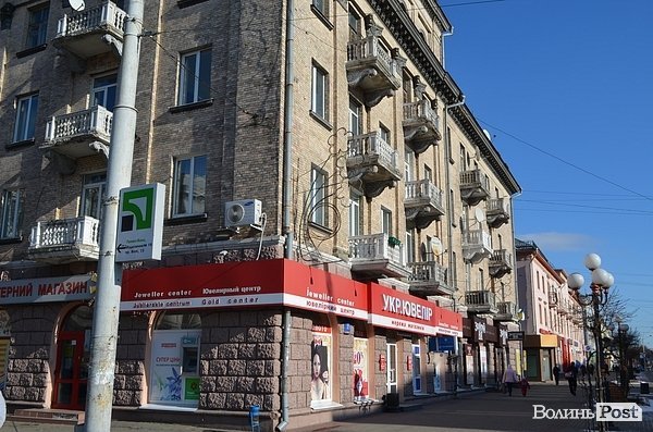 У центрі Луцька на голови обсипаються балкони. ФОТО