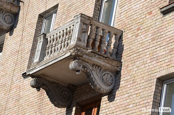 У центрі Луцька на голови обсипаються балкони. ФОТО
