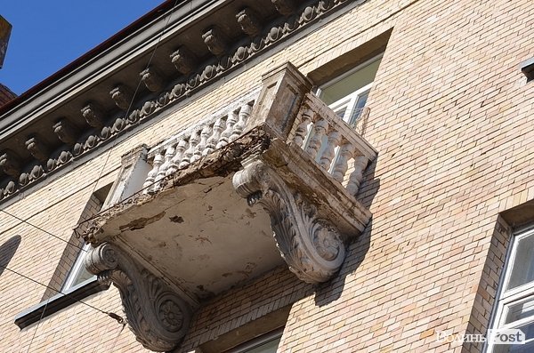 У центрі Луцька на голови обсипаються балкони. ФОТО