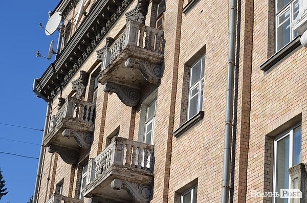 У центрі Луцька на голови обсипаються балкони. ФОТО
