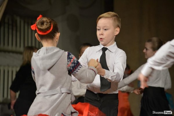 Луцьку сцену запалювали «різдвяні зірочки». ФОТО. ВІДЕО