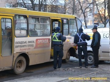 Аварія в Луцьку: Volkswagen не розминувся з маршруткою