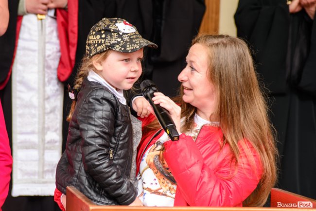 Люди з пересадженими органами посадили біля лікарні у Луцьку Алею життя. ФОТО