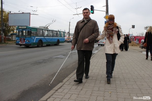 У Луцьку «на ділі» показали, як живеться незрячим. ФОТО