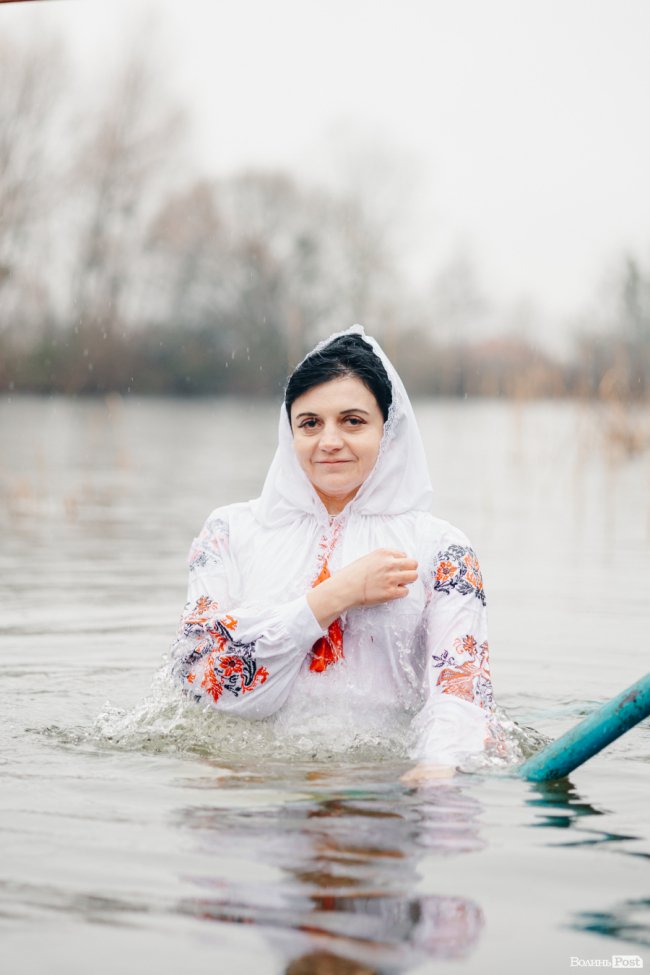 Водохреще у Луцьку: освячення води в річці Стир та занурення лучан. ФОТОРЕПОРТАЖ