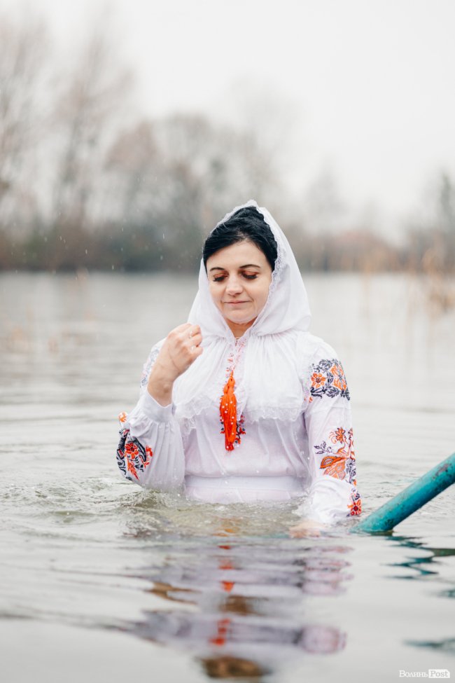 Водохреще у Луцьку: освячення води в річці Стир та занурення лучан. ФОТОРЕПОРТАЖ