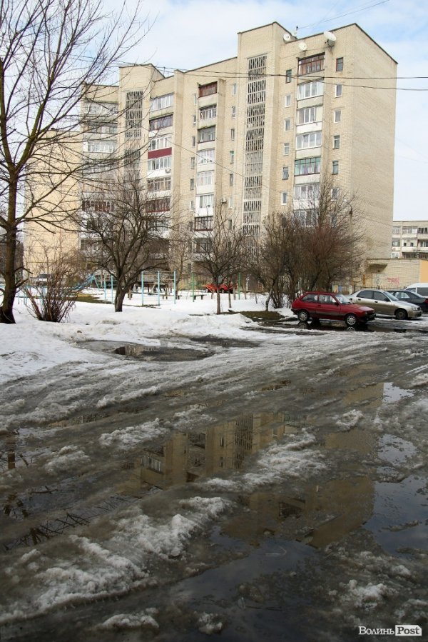 Двір будинку на проспекті Президента Грушевського