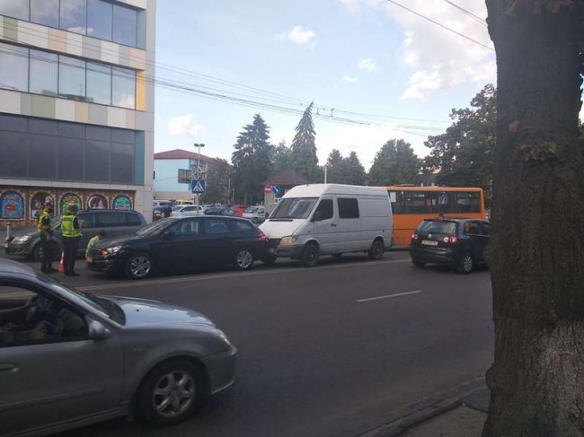 У Луцьку сталася подвійна аварія за участю маршрутки. ФОТО