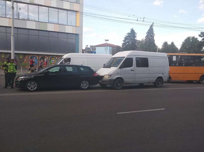 У Луцьку сталася подвійна аварія за участю маршрутки. ФОТО