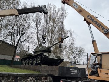 У волинському місті зносять пам'ятник радянським танкістам. ВІДЕО