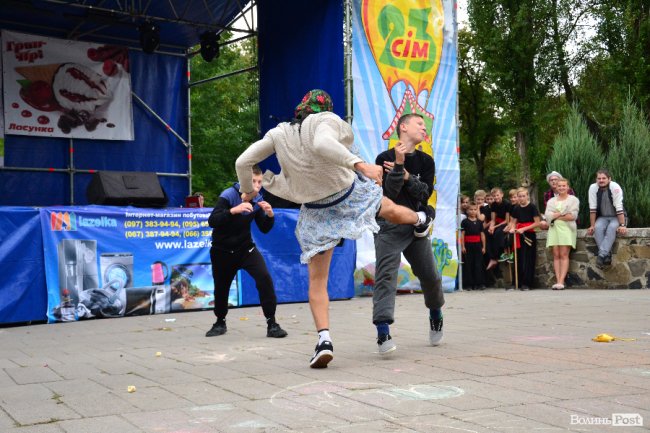 Цегла, скло та цвяхи: лучан вразив виступ учнів школи козацьких бойових мистецтв