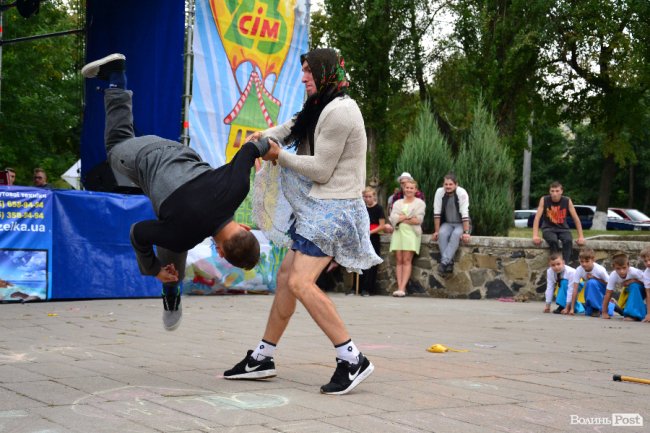 Цегла, скло та цвяхи: лучан вразив виступ учнів школи козацьких бойових мистецтв