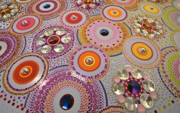 Голландка зробила килим зі скла та коштовностей. ФОТО