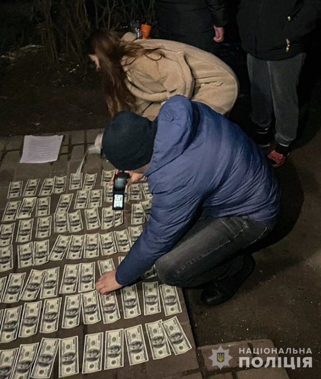 У Луцьку подружжя та їх знайомі водії в автобусній схованці за 20 тисяч доларів переправляли чоловіків до Польщі