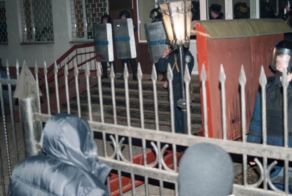 Фото нічного бунту в Луцьку