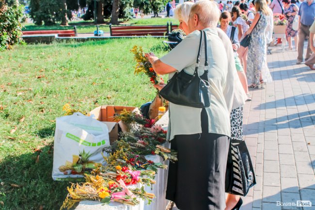 Різнобарв’я квітів та запашний мед: як у Луцьку святять «маковійчики». ФОТО