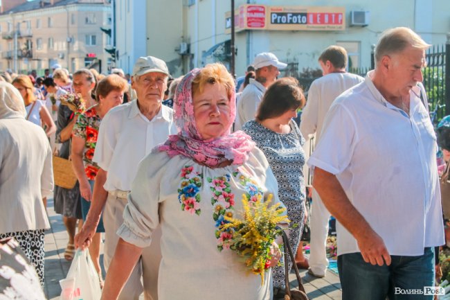 Різнобарв’я квітів та запашний мед: як у Луцьку святять «маковійчики». ФОТО