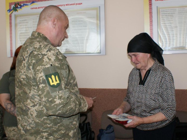 Матері загиблого воїна з Волині вручили посмертні нагороди сина. ФОТО